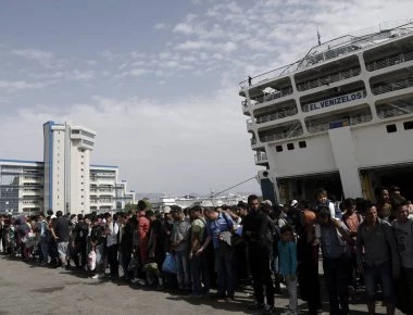Στο λιμάνι του Πειραιά αποβιβάστηκαν πάνω από 300 μετανάστες και πρόσφυγες